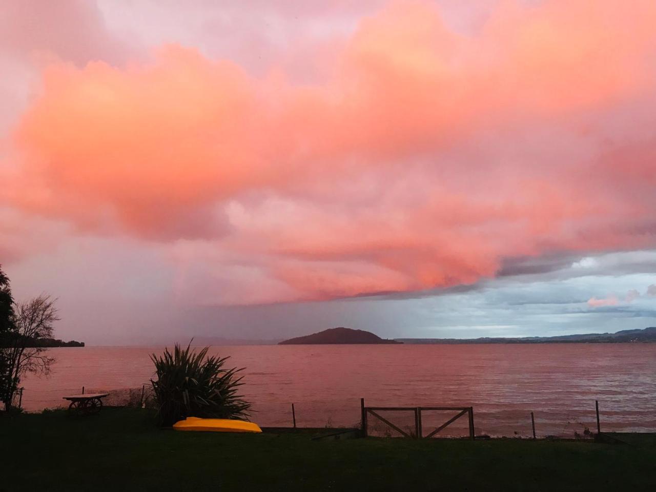 Super Lake Edge Lodge Rotorua Exterior photo